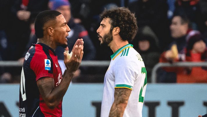 CAGLIARI, ITALY - DECEMBER 07: Mario Hermoso of AS Roma and Michael Folorunsho of Cagliari Calcio during the Serie A match between Cagliari Calcio and AS Roma at Stadio Sant'Elia on December 07, 2025 in Cagliari, Italy. (Photo by Fabio Rossi/AS Roma via Getty Images) Folorunsho, offese sessiste shock alla madre di Hermoso. Poi le scuse sui social - immagine 1