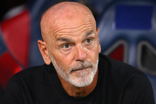 BOLOGNA, ITALY - AUGUST 21: Stefano Pioli head coach of AC Milan looks on during the Serie A TIM match between Bologna FC and AC Milan at Stadio Renato Dall'Ara on August 21, 2023 in Bologna, Italy. (Photo by Alessandro Sabattini/Getty Images) Pioli-Juric, la sfida è in equilibrio: nella scorsa stagione 2 a 1 per Ivan- immagine 3