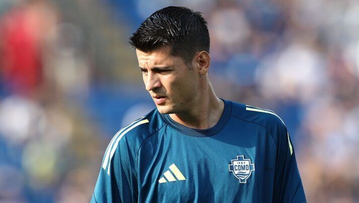 COMO, ITALY - AUGUST 16: Alvaro Morata of Como 1907 looks on before the Coppa Italia match between Como 1907 and FC Sudtirol at Stadio G. Sinigaglia on August 16, 2025 in Como, Italy. (Photo by Marco Luzzani/Getty Images) Morata caso a tutti gli effetti al Como: il nostro consiglio al fanta se non avete Douvikas - immagine 1