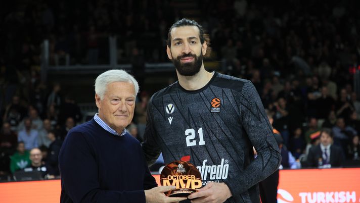 BOLOGNA, ITALY - NOVEMBER 03: Massimo Zanetti, President of Virtus Segafredo Bologna give the MVP of October to Tornike Shengelia, #21 of Virtus Segafredo Bologna before Turkish Airlines EuroLeague Regular Season Round 6 match between Virtus Segafredo Bologna and Anadolu Efes Istanbul at Virtus Segafredo Arena on November 03, 2023 in Bologna, Italy. (Photo by Michele Nucci/Euroleague Basketball via Getty Images) Carlino – Zanetti: “Per la Virtus Arena piano B a Castel San Pietro. Bologna? Saputo mi ha fatto un favore”- immagine 1