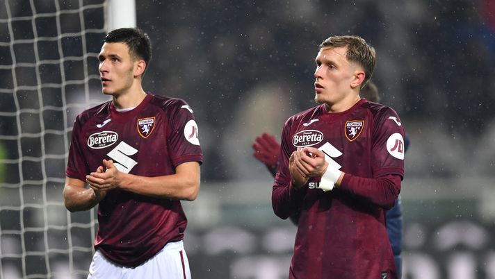 TURIN, ITALY - FEBRUARY 08: Gvidas Gineitis and Marcus Holmgren Pedersen of Torino acknowledge the fans after the Serie A match between Torino and Genoa at Stadio Olimpico di Torino on February 08, 2025 in Turin, Italy. (Photo by Valerio Pennicino/Getty Images) Verso Torino-Milan: probabili formazioni e ultime news - immagine 1
