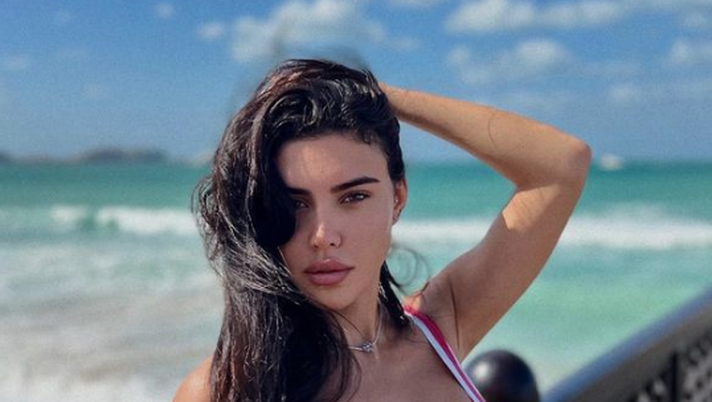 Michelle Sander, sirenetta sexy in costume. Natale al mare per l’ex lady Petagna - immagine 1