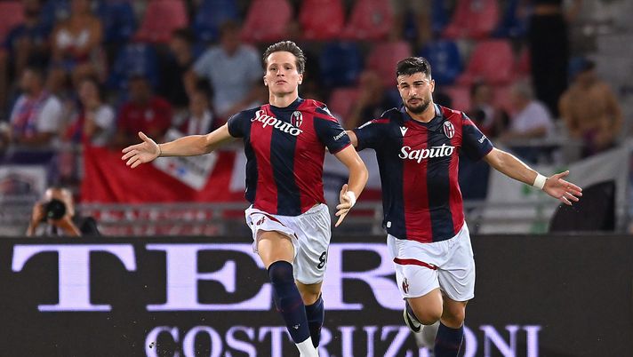 BOLOGNA, ITALY - SEPTEMBER 02: Giovanni Fabbian celebrates after scoring the team's second goal with teammate Riccardo Orsolini of Bologna during the Serie A TIM match between Bologna FC and Cagliari Calcio at Stadio Renato Dall'Ara on September 02, 2023 in Bologna, Italy. (Photo by Alessandro Sabattini/Getty Images) Gazzetta – In volo con Fabbian: “Il gol al Cagliari grande gioia. Motta? Mi ha elencato i difetti”- immagine 1
