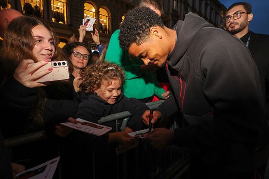 Koni De Winter firma autografi al Milan Store (Photo by Sara Cavallini/AC Milan via Getty Images) Athekame De Winter