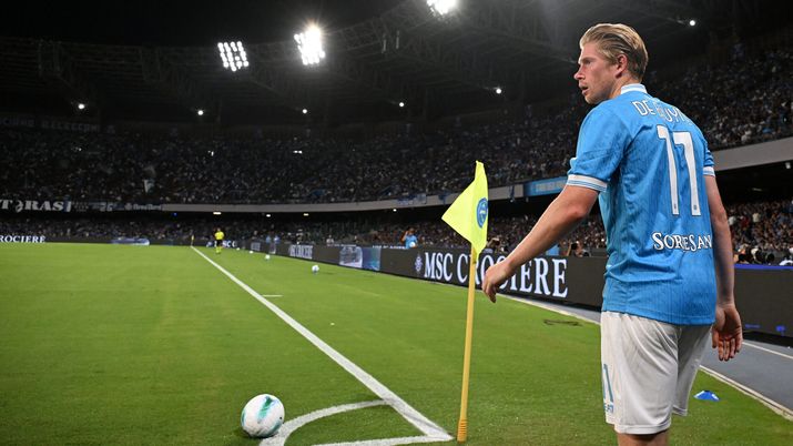 NAPLES, ITALY - AUGUST 30: Kevin De Bruyne of SSC Napoli during the Serie A match between SSC Napoli and Cagliari Calcio at Stadio Diego Armando Maradona on August 30, 2025 in Naples, Italy. (Photo by Francesco Pecoraro/Getty Images) Napoli male sui piazzati? Tutt’altro: azzurri terzi in Serie A in questo aspetto! - immagine 1