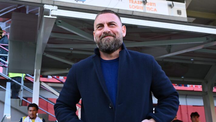 CREMONA, ITALY - FEBRUARY 15: Coach Daniele De Rossi of Genoa CFC reacts during the Serie A match between US Cremonese and Genoa CFC at Stadio Giovanni Zini on February 15, 2026 in Cremona, Italy. (Photo by Marco M. Mantovani/Getty Images) De Rossi: “Miglior partita di Malinovskyi da quando sono qui! Messias, Bijlow e come sta Baldanzi” - immagine 1