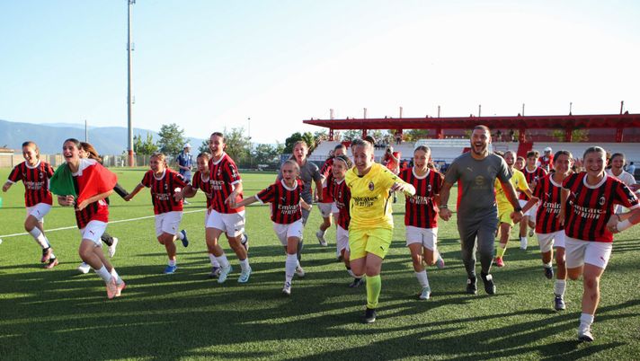 FROSINONE, ITALY - JUNE 26: AC Milan Women U15 celebrates the victory after winning the final match against Juventus Women U15 at Stadio Comunale Roberto Del Bianco of Anagni on June 26, 2025 in Frosinone, Italy. (Photo by AC Milan/AC Milan via Getty Images) Femminile, Milan-Sassuolo 0-2: la stagione inizia con un passo falso | PM News - immagine 1