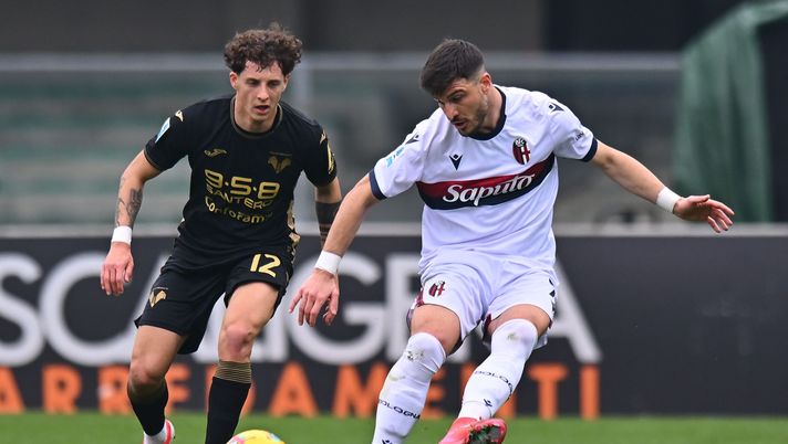 VERONA, ITALY - MARCH 09: Riccardo Orsolini of Bologna competes for the ball with Domagoj Bradaric of Hellas Verona during the Serie A match between Verona and Bologna at Stadio Marcantonio Bentegodi on March 09, 2025 in Verona, Italy. (Photo by Alessandro Sabattini/Getty Images) Bradaric: “Su di me rigore netto” - immagine 1