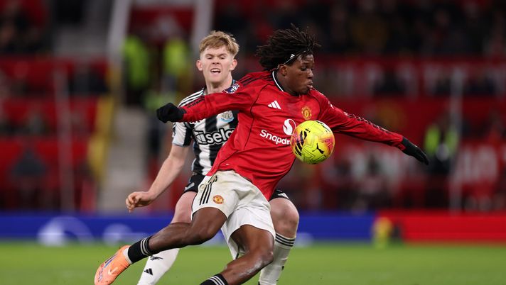 MANCHESTER, ENGLAND - DECEMBER 26: Patrick Dorgu of Manchester United controls the ball whilst under pressure from Lewis Hall of Newcastle United during the Premier League match between Manchester United and Newcastle United at Old Trafford on December 26, 2025 in Manchester, England. (Photo by Carl Recine/Getty Images) Manchester United, brutte notizie per Dorgu: sarà fuori 2 mesi - immagine 1