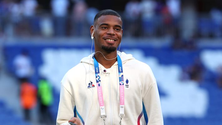 LYON, FRANCE - AUGUST 05: Andy Diouf #20 of Team France inspects the pitch prior to the Men's semifinal match between France and Egypt during the Olympic Games Paris 2024 at Stade de Lyon on August 05, 2024 in Lyon, France. (Photo by Claudio Villa/Getty Images) Calciomercato, tutte le news del 21 agosto 2025 - immagine 1