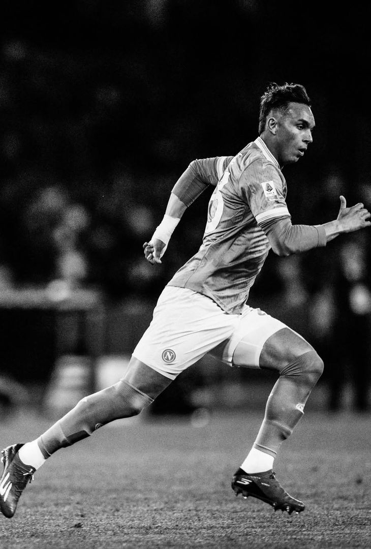 Apre McTominay, chiude Alisson Santos; nel mezzo, l'autorete di Terracciano e De Bruyne: una gara perfetta disputata venerdì sera dal Napoli di Antonio Conte contro la Cremonese, riassunta in 20 fotografie bianche e nere che vanno a comporre un post pubblicato in giornata dall'admin Instagram della compagine partenopea.