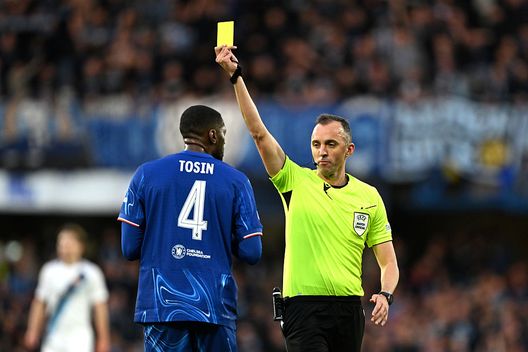 Londra, Inghilterra - 8 maggio 2025: João Pinheiro ammonisce Tosin Adarabioyo. (Foto di Mike Hewitt/Getty Images) Psg-Tottenham, sarà João Pinheiro l’arbitro della Supercoppa UEFA- immagine 2