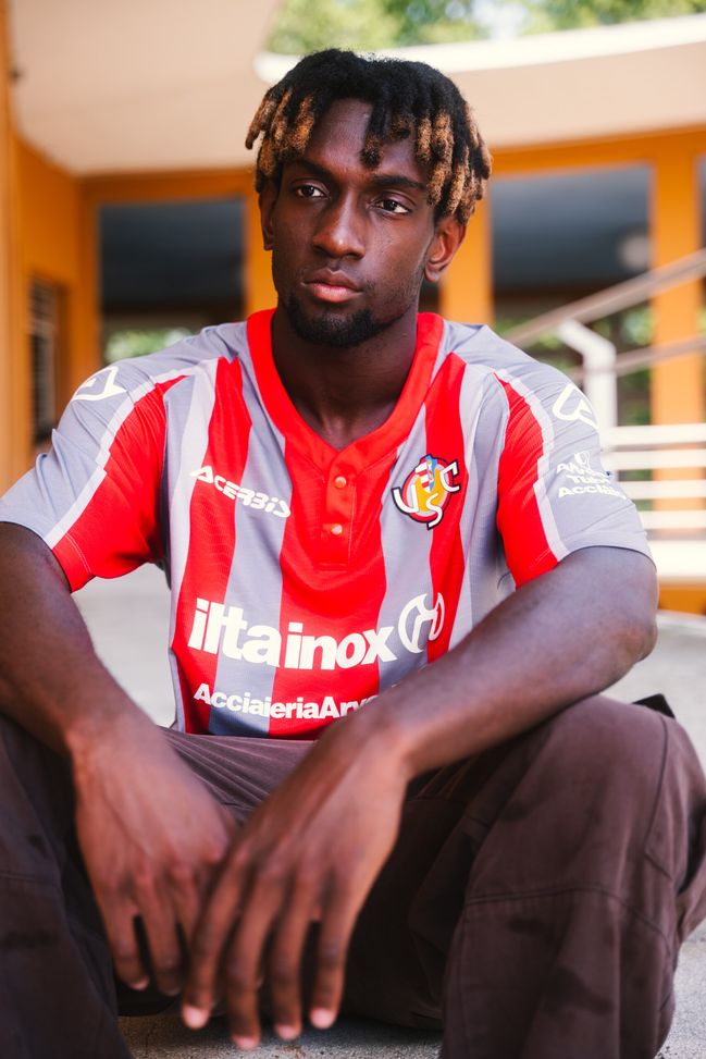 Cremonese, ecco la prima maglia: spicca fessino a due bottoni a pressione rosso- immagine 2