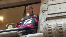Milan, Modric dal balcone: i tifosi lo idolatrano | VIDEO