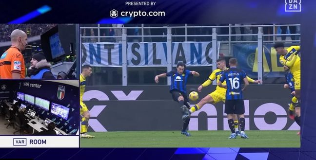 L'episodio del 2024, rigore per il Verona Frattesi-Scalvini, il paradosso dei precedenti: per due volte assegnato il rigore contro l’Inter- immagine 3