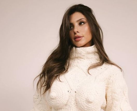 Angela Nasti, il maglione di lusso non piace a tutti i suoi follower- immagine 2