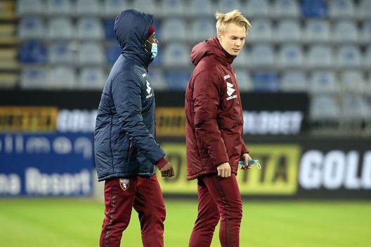 Warming CAGLIARI, ITALY - DECEMBER 06: The players of Torino before the match during the Serie A match between Cagliari Calcio and Torino FC at Sardegna Arena on December 06, 2021 in Cagliari, Italy. (Photo by Enrico Locci/Getty Images)