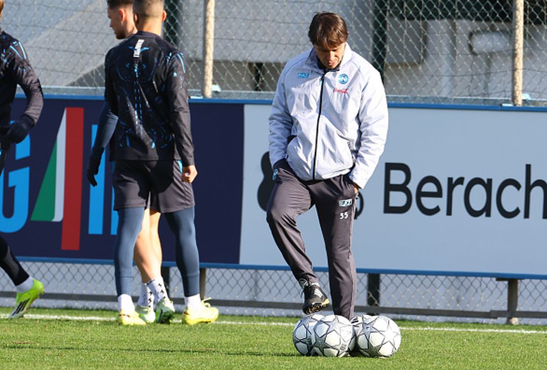 Pronti via, 24 ore all’attesissima sfida di Champions League tra Napoli e Chelsea. Conte guida l’allenamento cercando di trasferire la stessa grinta trasmessa in conferenza.