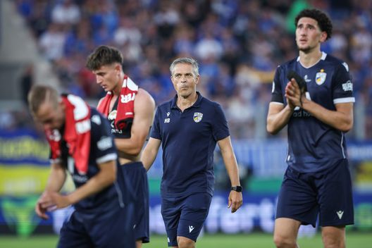 I giocatori del Carl Zeiss Jena dopo la sconfitta in Coppa di Germania contro il Bayer Leverkusen (Foto di Ronny Hartmann/Getty Images) Carl Zeiss Jena, Daspo per 61 tifosi per gli scontri dopo la sfida con il Chemie Leipzig- immagine 3