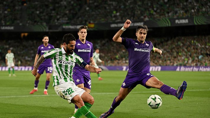 SEVILLE, SPAIN - MAY 01: Isco of Real Betis is challenged by Luca Ranieri of Fiorentina during the UEFA Conference League 2024/25 Semi Final First Leg match between Real Betis Balompie and ACF Fiorentina at Estadio Benito Villamarin on May 01, 2025 in Seville, Spain. (Photo by Denis Doyle/Getty Images) Fiorentina-Betis Siviglia, dove vedere la partita in tv e streaming live - immagine 1