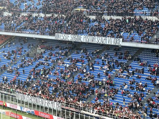 Milan-Salernitana, striscione al primo blu: “Noi non ci accontenteremo mai”- immagine 2