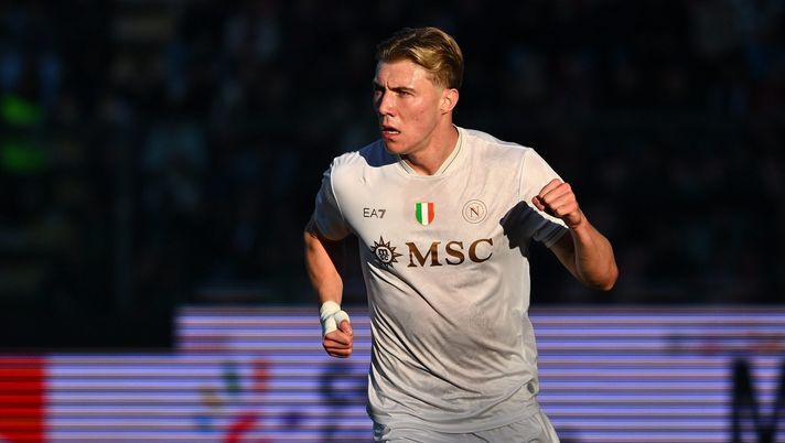 CREMONA, ITALY - DECEMBER 28: Rasmus Hojlund of SSC Napoli celebrates after scoring the 0-1 goal during the Serie A match between US Cremonese and SSC Napoli at Stadio Giovanni Zini on December 28, 2025 in Cremona, Italy. (Photo by Marco M. Mantovani/Getty Images) Giubilato: “La squadra è in fiducia, Hojlund sta dimostrando di essere da Napoli” - immagine 1