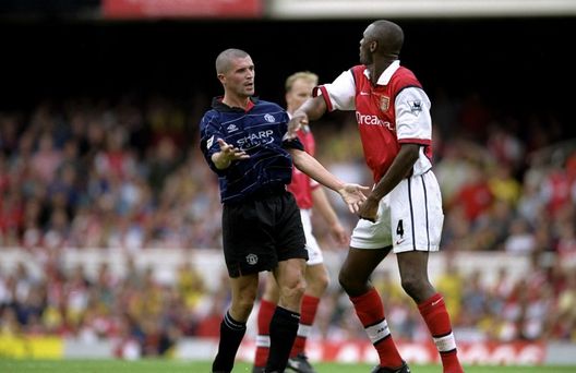 Storie tese tra Keane, Manchester United, e Vieira, Arsenal. Foto di Clive Brunskill /Allsport La storia di Manchester United-Arsenal, nel segno di Ferguson e Wenger- immagine 5