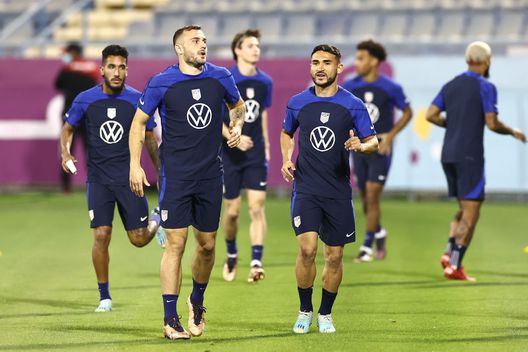 Doha, Qatar - 27 novembre 2022: Jordan Morris e Cristian Roldan durante un allenamento con la Nazionale Statunitense. (Foto di Tim Nwachukwu/Getty Images) Mondiale per Club: Seattle Sounders, da Washington al mondo- immagine 3