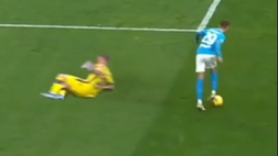 Dribbling di Lindstrom, il difensore del Verona va a vuoto: lo sfottò del Napoli