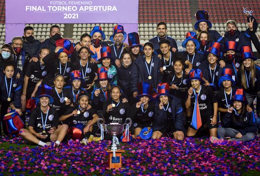 Moron, Argentina - 15 luglio 2021: Il San Lorenzo Femminile col trofeo del Campionato Apertura. (Foto di Marcelo Endelli/Getty Images) San Lorenzo, il club è in crisi: la squadra femminile diserta il ritiro in segno di protesta- immagine 2