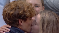 VIDEO / Jannik Sinner e Anna Kalinskaya, primo bacio in pubblico