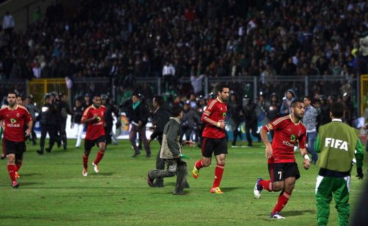 Il momento dell'invasione di campo dei tifosi dell'Al Masry il giorno della sparatoria allo stadio che provocò 74 morti (Photo credit should read STR/AFP via Getty Images) Mondiale per Club, Al-Ahly: alla scoperta dei Diavoli Rossi d’Egitto- immagine 4