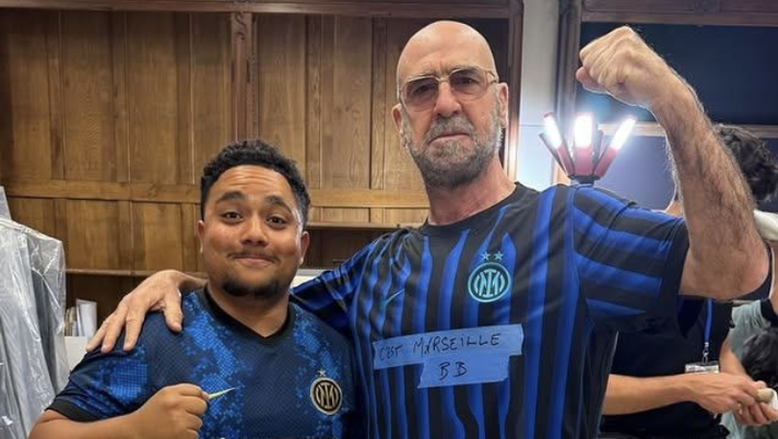 Cantona non ha dubbi: indossa la maglia dell’Inter alla vigilia della finale col PSG - immagine 1