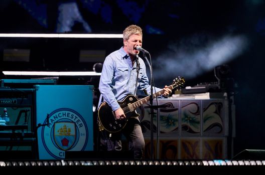 Noel Gallagher degli Oasis si esibisce sul palco durante la serata di apertura del loro Live 25' Tour al Principality Stadium il 4 luglio 2025 a Cardiff, Galles. (Foto di Gareth Cattermole/Getty Images) Com’era la Premier League l’ultima volta che gli Oasis hanno suonato a Manchester?- immagine 5