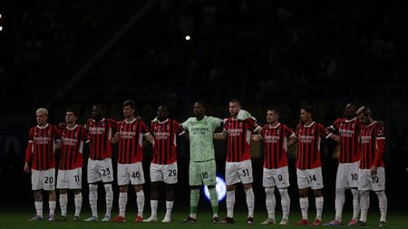 MILAN, ITALY - APRIL 23: A minute of silence for Pope Francesco before the coppa Italia Semi Final match between FC Internazionale and AC Milan at Stadio Giuseppe Meazza on April 23, 2025 in Milan, Italy. (Photo by Claudio Villa/AC Milan via Getty Images) Milan trofei