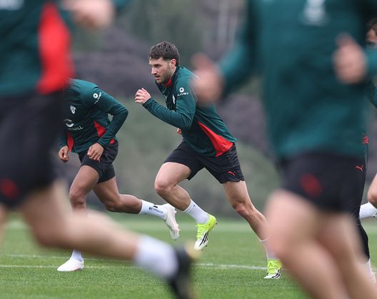 milanello-santiago-gimenez-in-gruppo-con-la-squadra-tutte-le-foto