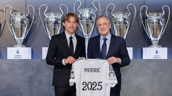 Luka Modrić e Florentino Pérez (Foto tratta da www.realmadrid.com) Modrić rinnova col Real Madrid e giocherà altri due derby con l'Atletico