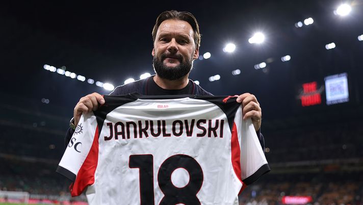 MILAN, ITALY - SEPTEMBER 23: Former Czech Republic and AC Milan defender Marek Jankulovski holds up a jersey bearing his name prior to kick off in the Coppa Italia Frecciarossa Round of 16 match between AC Milan and US Lecce at Giuseppe Meazza Stadium on September 23, 2025 in Milan, Italy. (Photo by Jonathan Moscrop/Getty Images) marek-jankulovski-radio-serie-a-intervista-dichiarazioni-parole-news-ex-milan