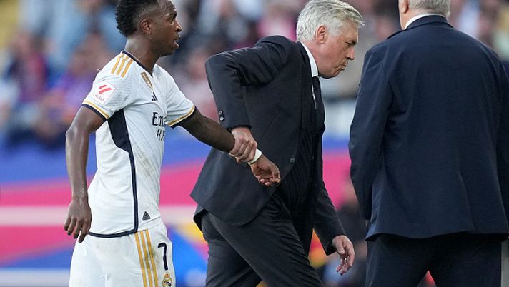 BARCELONA, SPAIN - OCTOBER 28: Carlo Ancelotti, Head Coach of Real Madrid, interacts with Vinicius Junior after he is substitutted off during the LaLiga EA Sports match between FC Barcelona and Real Madrid CF at Estadi Olimpic Lluis Companys on October 28, 2023 in Barcelona, Spain. (Photo by Alex Caparros/Getty Images) Insulti razzisti nel Clásico contro Vinicius: cartone o banana dagli spalti? - immagine 1
