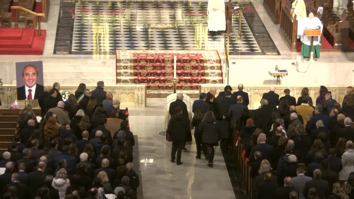 Funerale Commisso: “Rest in peace dad, ti vogliamo bene”. “La migliore vita” - immagine 1