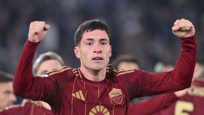 ROME, ITALY - APRIL 13: AS Roma player Matias Soulé celebrates during the Serie A match between SS Lazio and AS Roma at Stadio Olimpico on April 13, 2025 in Rome, Italy. (Photo by Luciano Rossi/AS Roma via Getty Images) Soulé: “Stavo per andare in questo club italiano, bloccato da Ranieri! De Rossi, Juric, Dybala e Svilar…” - immagine 1