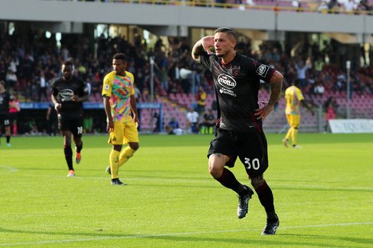 SALERNO, ITALY - OCTOBER 22: Pasquale Mazzocchi of Salernitana celebrates after scoring the 1-0 goal during the Serie A match between Salernitana and Spezia Calcio at Stadio Arechi on October 22, 2022 in Salerno, . (Photo by Francesco Pecoraro/Getty Images) Consigli Fantacalcio, 5 difensori per la 5a giornata: Bastoni e Scalvini per il modificatore- immagine 2