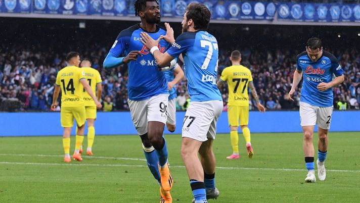 NAPLES, ITALY - MAY 21: Andre-Frank Zambo Anguissa of SSC Napoli celebrates with teammate Khvicha Kvaratskhelia after scoring the team's first goal during the Serie A match between SSC Napoli and FC Internazionale at Stadio Diego Armando Maradona on May 21, 2023 in Naples, Italy. (Photo by Francesco Pecoraro/Getty Images) FOTO La spinta di Anguissa nei confronti di Kvaratskhelia: il messaggio - immagine 1