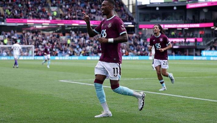 BURNLEY, ENGLAND - MAY 10: Jaidon Anthony of Burnley celebrates scoring his team's first goal during the Premier League match between Burnley and Aston Villa at Turf Moor on May 10, 2026 in Burnley, England. (Photo by Naomi Baker/Getty Images) Koleosho si avvicina alla Fiorentina, ed intanto il Burnley cede un’altra ala - immagine 1