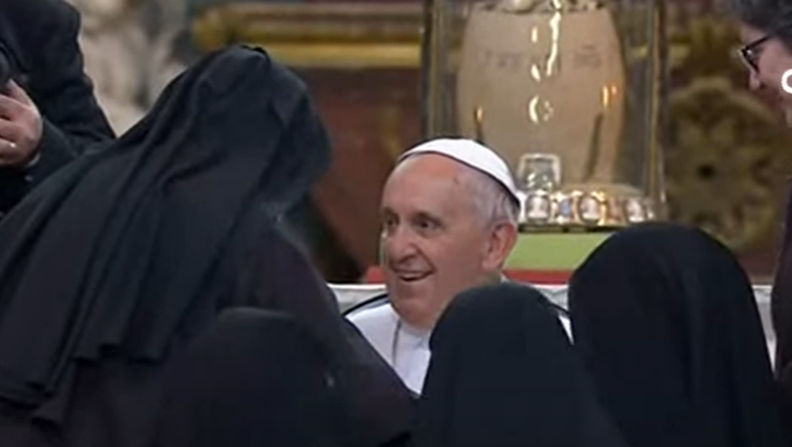 VIDEO Papa Francesco a Napoli, quando le suore di clausura lo assediarono con affetto - immagine 1
