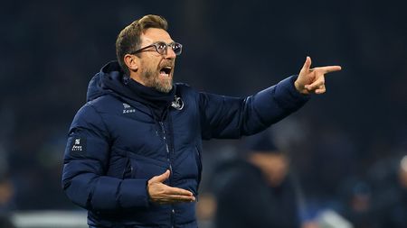 NAPLES, ITALY - DECEMBER 19: Eusebio Di Francesco, Head Coach of Frosinone Calcio, gives the team instructions during the Coppa Italia - Round of 16 match between SSC Napoli and Frosinone Calcio at Stadio Diego Armando Maradona on December 19, 2023 in Naples, Italy. (Photo by Francesco Pecoraro/Getty Images)