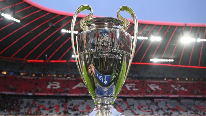MUNICH, GERMANY - APRIL 19: A detailed view of the UEFA Champions League trophy is seen on a plinth prior to the UEFA Champions League quarterfinal second leg match between FC Bayern München and Manchester City at Allianz Arena on April 19, 2023 in Munich, Germany. (Photo by Matthias Hangst/Getty Images) Psg-Inter, dove vedere la finale di Champions in tv e streaming live - immagine 1