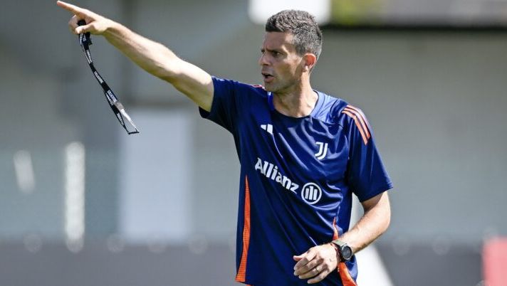 TURIN, ITALY - AUGUST 8: Thiago Motta of Juventus during a training session at JTC on August 8, 2024 in Turin, Italy. (Photo by Daniele Badolato - Juventus FC/Juventus FC via Getty Images) Soulé svela: “Motta non voleva che andassi via dalla Juve: la verità è questa” - immagine 1