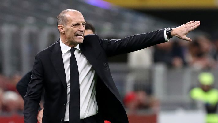 MILAN, ITALY - OCTOBER 24: Massimiliano Allegri, Head Coach of AC Milan, gestures during the Serie A match between AC Milan and Pisa SC at Giuseppe Meazza Stadium on October 24, 2025 in Milan, Italy. (Photo by Marco Luzzani/Getty Images) Pellegatti: “Mi hanno detto che Allegri era molto arrabbiato tra il primo e il secondo tempo” - immagine 1
