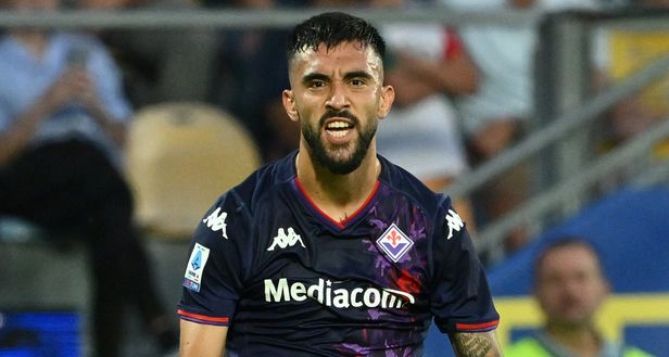 FROSINONE, ITALY - SEPTEMBER 28: Nicolas Gonzales of ACF Fiorentina celebrates after scoring opening goal during the Serie A TIM match between Frosinone Calcio and ACF Fiorentina at Stadio Benito Stirpe on September 28, 2023 in Frosinone, Italy. (Photo by Giuseppe Bellini/Getty Images) QS: “La Fiorentina scoppia e si butta via. Il terzo posto rimane un sogno”- immagine 2